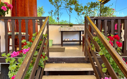 MAĎARSKO - SZENDRO PEKNÝ 5 IZBOVÝ RODINNÝ DOM S 2 BYTOVÝMI JEDNOTKAMI, S TERASOU A GARÁŽOU