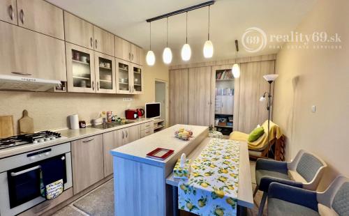 JAZERO - METEOROVÁ  1,5 IZBOVÝ BYT 42 M2, LODŽIA, SKRINE NA CHODBE, TV, INTERNET.