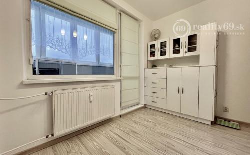 JAZERO - METEOROVÁ  1,5 IZBOVÝ BYT 42 M2, LODŽIA, SKRINE NA CHODBE, TV, INTERNET.