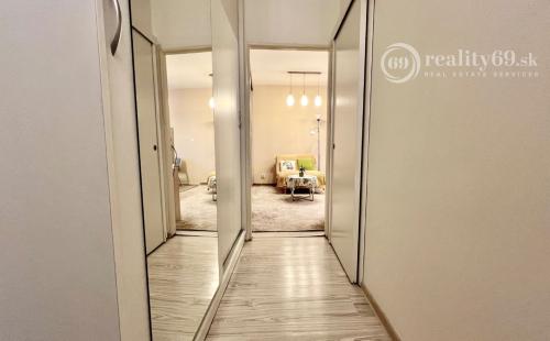 JAZERO - METEOROVÁ  1,5 IZBOVÝ BYT 42 M2, LODŽIA, SKRINE NA CHODBE, TV, INTERNET.