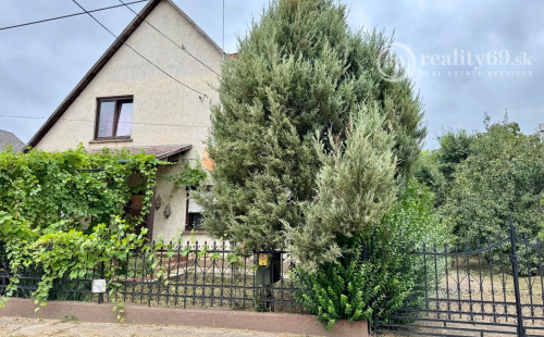 MAĎARSKO - MÉRA 4 IZBOVÝ POSCHODOVÝ RODINNÝ DOM S GARÁŽOU.