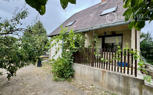 MAĎARSKO - MÉRA 4 IZBOVÝ POSCHODOVÝ RODINNÝ DOM S GARÁŽOU.