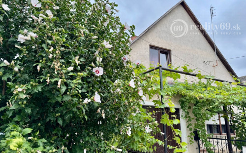 MAĎARSKO - MÉRA 4 IZBOVÝ POSCHODOVÝ RODINNÝ DOM S GARÁŽOU.