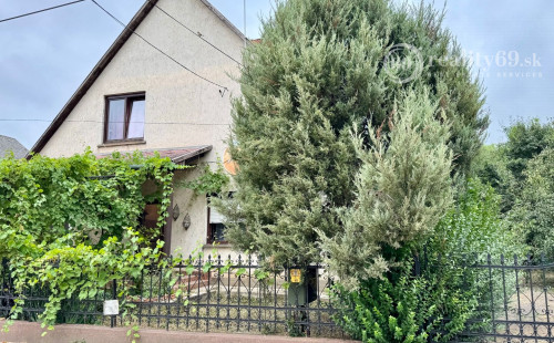 MAĎARSKO - MÉRA 4 IZBOVÝ POSCHODOVÝ RODINNÝ DOM S GARÁŽOU.