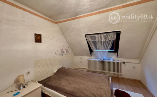 MAĎARSKO - MÉRA 4 IZBOVÝ POSCHODOVÝ RODINNÝ DOM S GARÁŽOU.