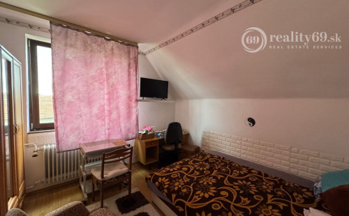 MAĎARSKO - MÉRA 4 IZBOVÝ POSCHODOVÝ RODINNÝ DOM S GARÁŽOU.