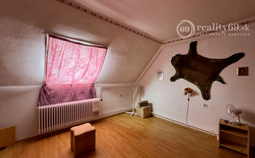 MAĎARSKO - MÉRA 4 IZBOVÝ POSCHODOVÝ RODINNÝ DOM S GARÁŽOU.