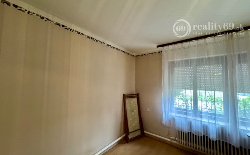 MAĎARSKO - MÉRA 4 IZBOVÝ POSCHODOVÝ RODINNÝ DOM S GARÁŽOU.