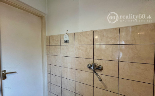 MAĎARSKO - MÉRA 4 IZBOVÝ POSCHODOVÝ RODINNÝ DOM S GARÁŽOU.