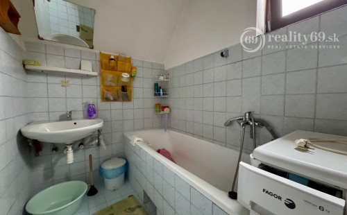 MAĎARSKO - MÉRA 4 IZBOVÝ POSCHODOVÝ RODINNÝ DOM S GARÁŽOU.