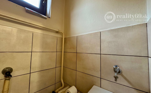 MAĎARSKO - MÉRA 4 IZBOVÝ POSCHODOVÝ RODINNÝ DOM S GARÁŽOU.