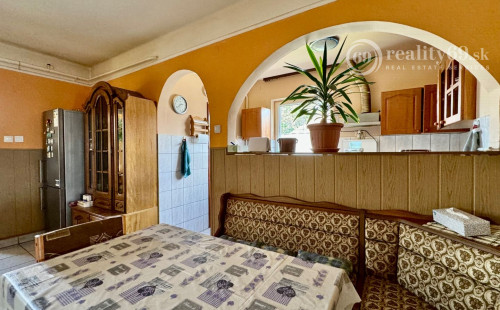 MAĎARSKO - MÉRA  5 IZBOVÝ POSCHODOVÝ RODINNÝ DOM S VEĽKÝM POZEMKOM 1080 M2.