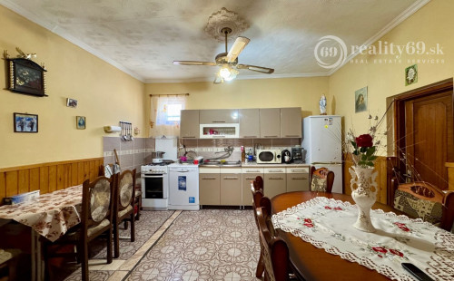 MAĎARSKO - ENCS  5 IZBOVÝ POSCHODOVÝ DOM + 2 IZBOVÝ DOM, ZÁHRADA.