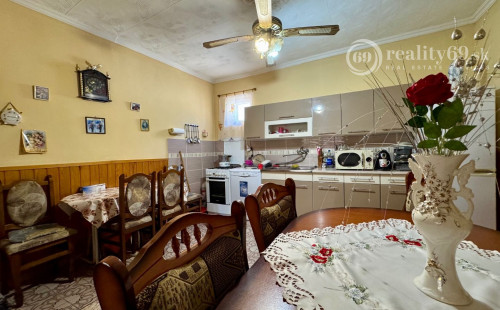 MAĎARSKO - ENCS  5 IZBOVÝ POSCHODOVÝ DOM + 2 IZBOVÝ DOM, ZÁHRADA.