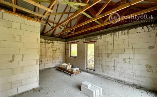 MAĎARSKO - HOLLOHÁZA NOVOSTAVBA 3 IZBOVÉHO RD - SUPER PROSTREDIE S VÝHĽADOM NA OKOLITÉ LESY.