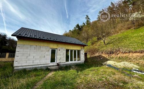 MAĎARSKO - HOLLOHÁZA NOVOSTAVBA 3 IZBOVÉHO RD - SUPER PROSTREDIE S VÝHĽADOM NA OKOLITÉ LESY.