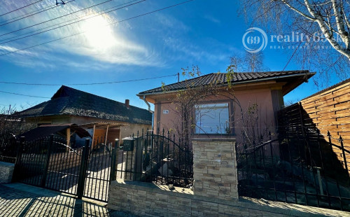 MAĎARSKO - MÁRTONYI - PEKNÝ KOMPLETNE ZREKONŠTRUOVANÝ 3 IZBOVÝ RD V KRÁSNEJ LOKALITE BLÍZKO JAZERA RAKACA