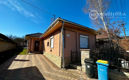 MAĎARSKO - MÁRTONYI - PEKNÝ KOMPLETNE ZREKONŠTRUOVANÝ 3 IZBOVÝ RD V KRÁSNEJ LOKALITE BLÍZKO JAZERA RAKACA