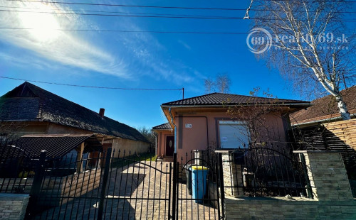 MAĎARSKO - MÁRTONYI - PEKNÝ KOMPLETNE ZREKONŠTRUOVANÝ 3 IZBOVÝ RD V KRÁSNEJ LOKALITE BLÍZKO JAZERA RAKACA