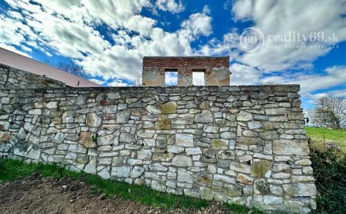 MAĎARSKO - ABAUJVÁR STAVEBNÝ POZEMOK, ZÁKLADY DOMU A MÚRY 1.700 M2, VŠETKY IS.