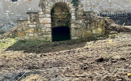 MAĎARSKO - ABAUJVÁR STAVEBNÝ POZEMOK, ZÁKLADY DOMU A MÚRY 1.700 M2, VŠETKY IS.