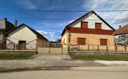 MAĎARSKO - SZENDRO PEKNÝ 6 IZBOVÝ RODINNÝ DOM S VEDĽAJŠÍMI HOSPODÁRSKYMI BUDOVAMI