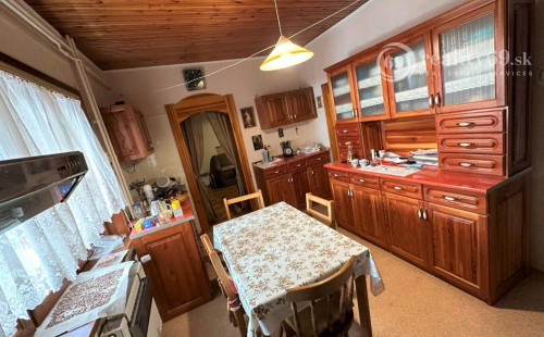 MAĎARSKO - SZENDRO PEKNÝ 6 IZBOVÝ RODINNÝ DOM S VEDĽAJŠÍMI HOSPODÁRSKYMI BUDOVAMI