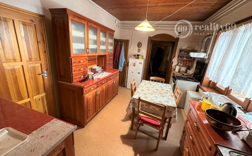 MAĎARSKO - SZENDRO PEKNÝ 6 IZBOVÝ RODINNÝ DOM S VEDĽAJŠÍMI HOSPODÁRSKYMI BUDOVAMI