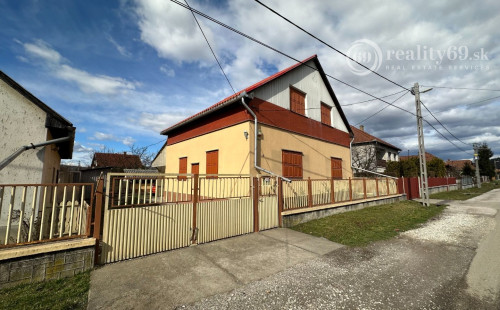 MAĎARSKO - SZENDRO PEKNÝ 6 IZBOVÝ RODINNÝ DOM S VEDĽAJŠÍMI HOSPODÁRSKYMI BUDOVAMI