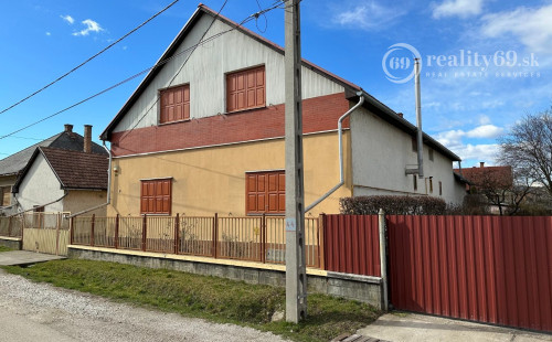 MAĎARSKO - SZENDRO PEKNÝ 6 IZBOVÝ RODINNÝ DOM S VEDĽAJŠÍMI HOSPODÁRSKYMI BUDOVAMI