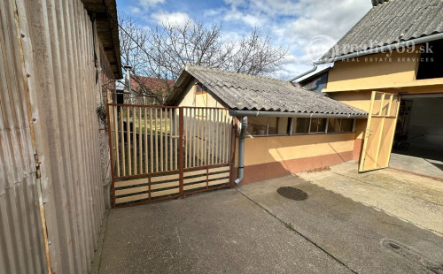 MAĎARSKO - SZENDRO PEKNÝ 6 IZBOVÝ RODINNÝ DOM S VEDĽAJŠÍMI HOSPODÁRSKYMI BUDOVAMI