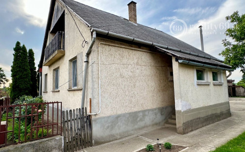 MAĎARSKO - MÉRA 3 IZBOVÝ RODINNÝ DOM S GARÁŽOU S MOŽNOSŤOU DOBUDOVANIA PODKROVIA.