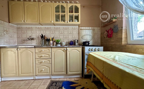 MAĎARSKO - MÉRA 3 IZBOVÝ RODINNÝ DOM S GARÁŽOU S MOŽNOSŤOU DOBUDOVANIA PODKROVIA.