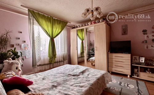 MAĎARSKO - MÉRA 3 IZBOVÝ RODINNÝ DOM S GARÁŽOU S MOŽNOSŤOU DOBUDOVANIA PODKROVIA.