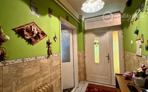 MAĎARSKO - MÉRA 3 IZBOVÝ RODINNÝ DOM S GARÁŽOU S MOŽNOSŤOU DOBUDOVANIA PODKROVIA.