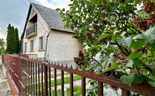 MAĎARSKO - MÉRA 3 IZBOVÝ RODINNÝ DOM S GARÁŽOU S MOŽNOSŤOU DOBUDOVANIA PODKROVIA.