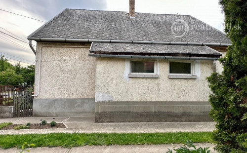 MAĎARSKO - MÉRA 3 IZBOVÝ RODINNÝ DOM S GARÁŽOU S MOŽNOSŤOU DOBUDOVANIA PODKROVIA.