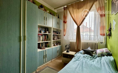 MAĎARSKO - MÉRA 3 IZBOVÝ RODINNÝ DOM S GARÁŽOU S MOŽNOSŤOU DOBUDOVANIA PODKROVIA.