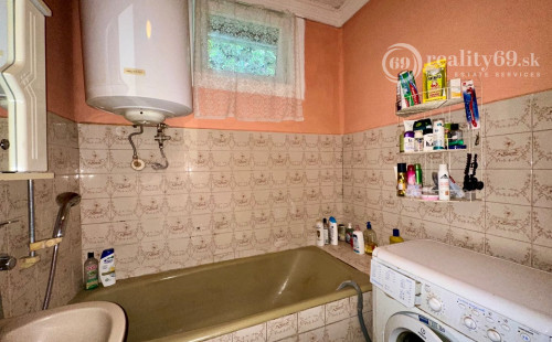 MAĎARSKO - MÉRA 3 IZBOVÝ RODINNÝ DOM S GARÁŽOU S MOŽNOSŤOU DOBUDOVANIA PODKROVIA.