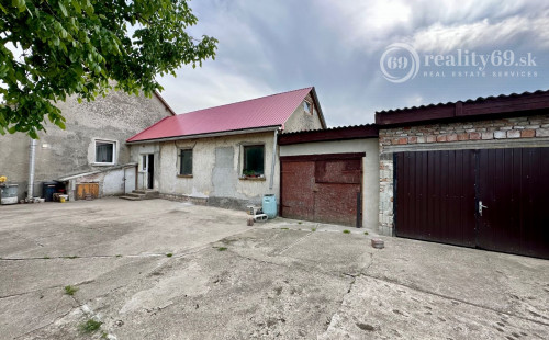MAĎARSKO - MÉRA 3 IZBOVÝ RODINNÝ DOM S GARÁŽOU S MOŽNOSŤOU DOBUDOVANIA PODKROVIA.
