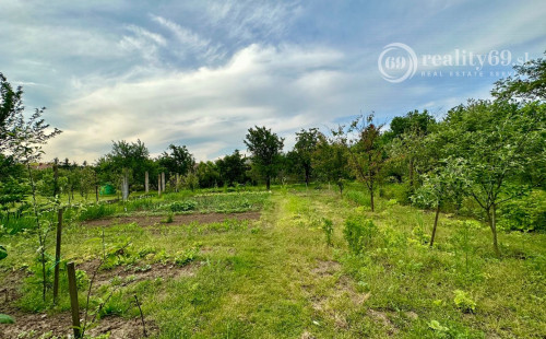 MAĎARSKO - MÉRA 3 IZBOVÝ RODINNÝ DOM S GARÁŽOU S MOŽNOSŤOU DOBUDOVANIA PODKROVIA.