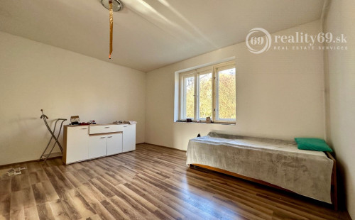 MAĎARSKO - RUDABÁNYA ROMANTICKÝ 2 IZBOVÝ RODINNÝ DOM V TICHEJ ULICI S POZEMKOM 1800 M2