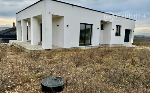 HANISKA - PEKNÝ RODINNÝ DOM NA KĽÚČ NOVOSTAVBA 4 IZBOVÉHO BUNGALOVU V NOVEJ LOKALITE.