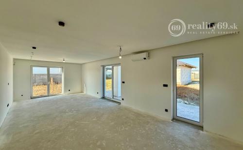 HANISKA - PEKNÝ RODINNÝ DOM NA KĽÚČ NOVOSTAVBA 4 IZBOVÉHO BUNGALOVU V NOVEJ LOKALITE.