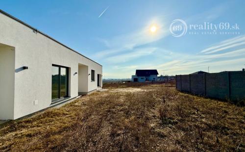 HANISKA - PEKNÝ RODINNÝ DOM NA KĽÚČ NOVOSTAVBA 4 IZBOVÉHO BUNGALOVU V NOVEJ LOKALITE.