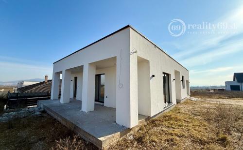 HANISKA - PEKNÝ RODINNÝ DOM NA KĽÚČ NOVOSTAVBA 4 IZBOVÉHO BUNGALOVU V NOVEJ LOKALITE.