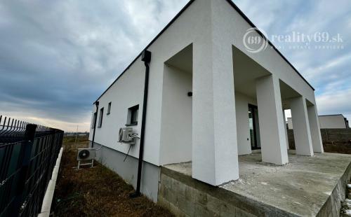 HANISKA - PEKNÝ RODINNÝ DOM NA KĽÚČ NOVOSTAVBA 4 IZBOVÉHO BUNGALOVU V NOVEJ LOKALITE.