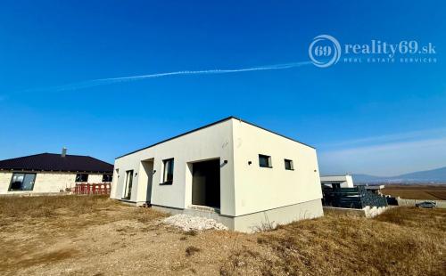 HANISKA - PEKNÝ RODINNÝ DOM NA KĽÚČ NOVOSTAVBA 4 IZBOVÉHO BUNGALOVU V NOVEJ LOKALITE.