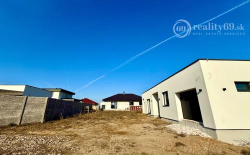 HANISKA - PEKNÝ RODINNÝ DOM NA KĽÚČ NOVOSTAVBA 4 IZBOVÉHO BUNGALOVU V NOVEJ LOKALITE.