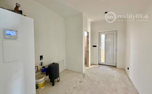 HANISKA - PEKNÝ RODINNÝ DOM NA KĽÚČ NOVOSTAVBA 4 IZBOVÉHO BUNGALOVU V NOVEJ LOKALITE.